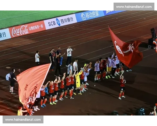 川超自贡主场:一半赛场燃,一半看台暖 川超自贡主场:一半赛场燃,一半看台暖